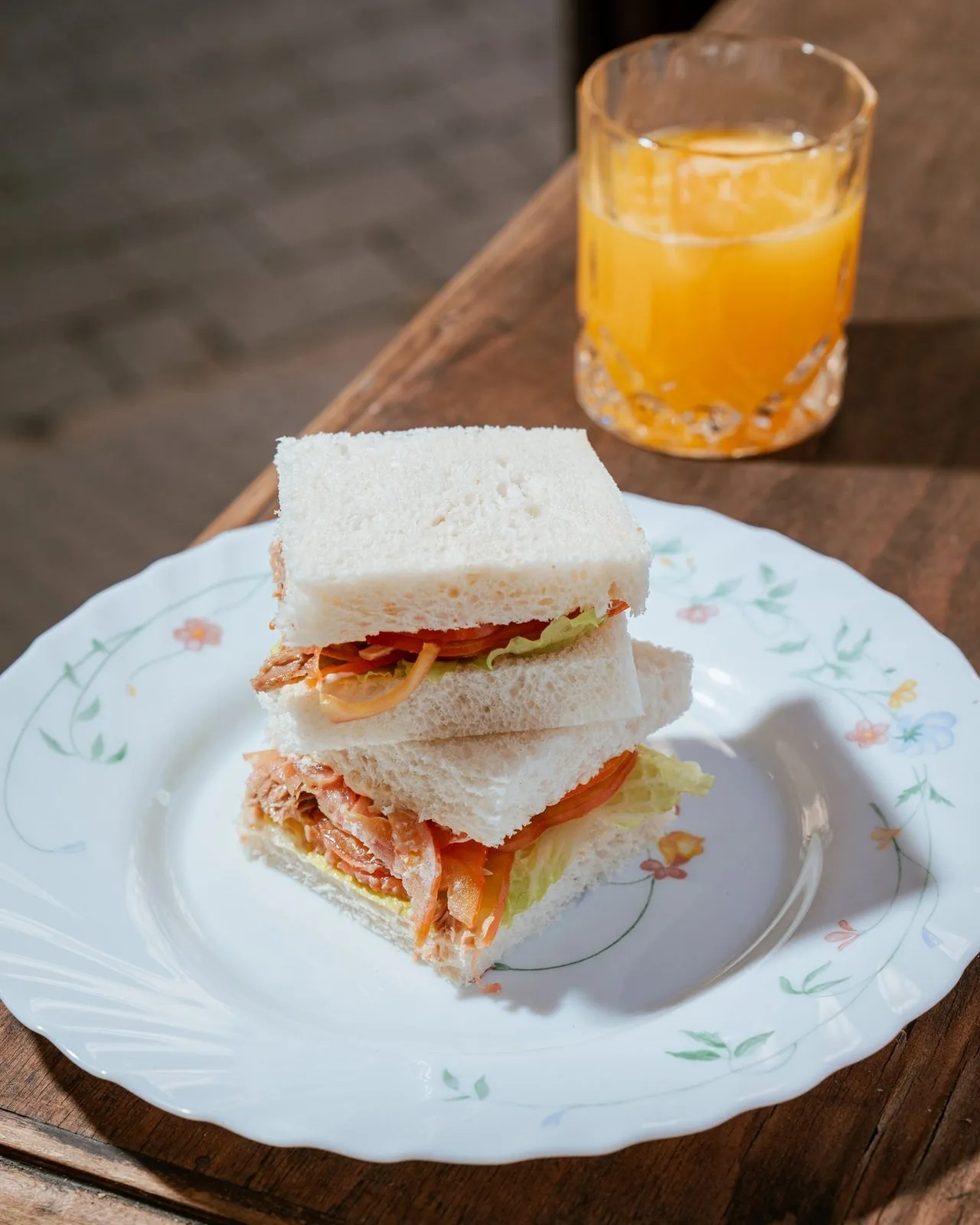 Tramezzino e succo d'arancia