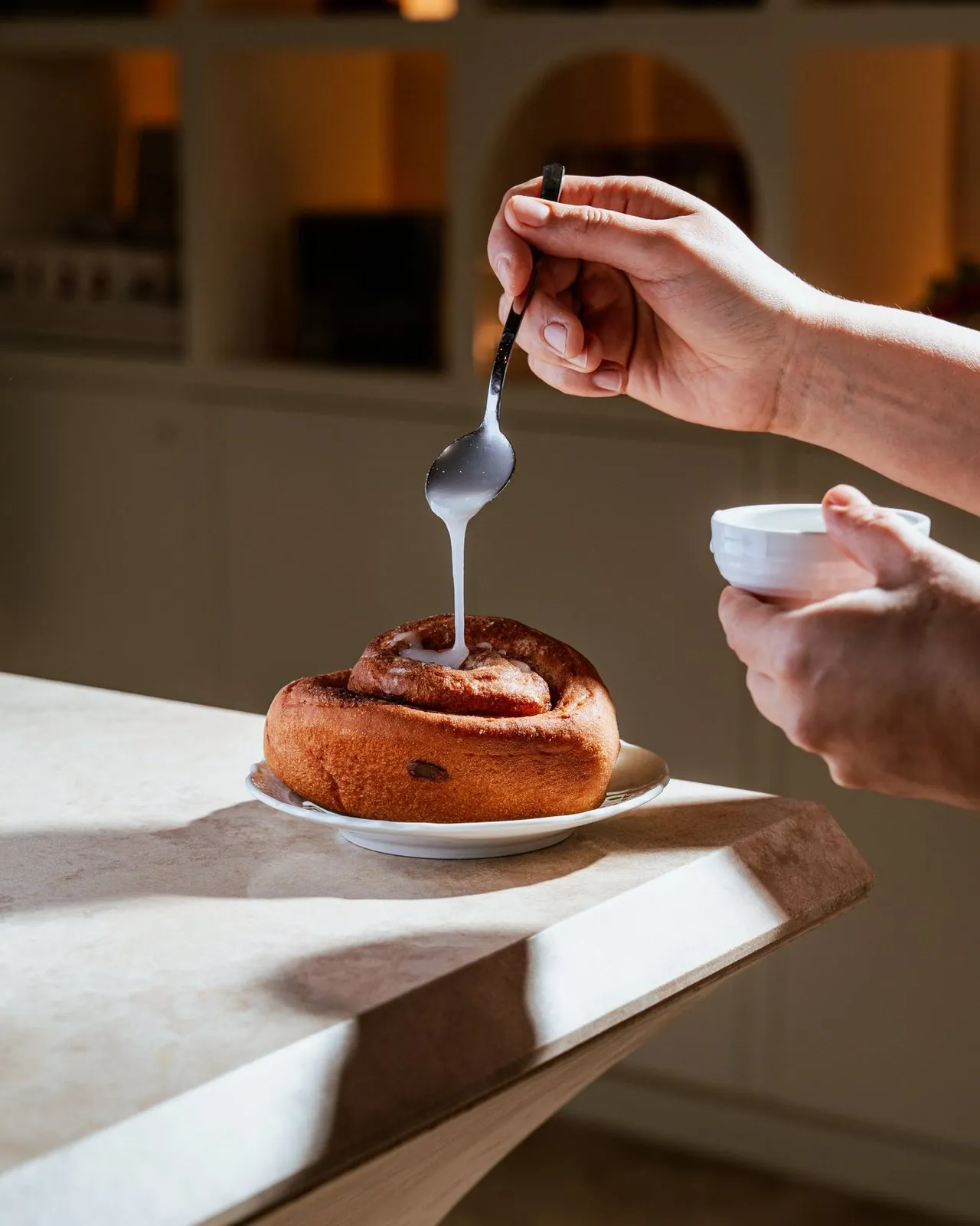 Cinnamon roll con crema versata a cucchiaio