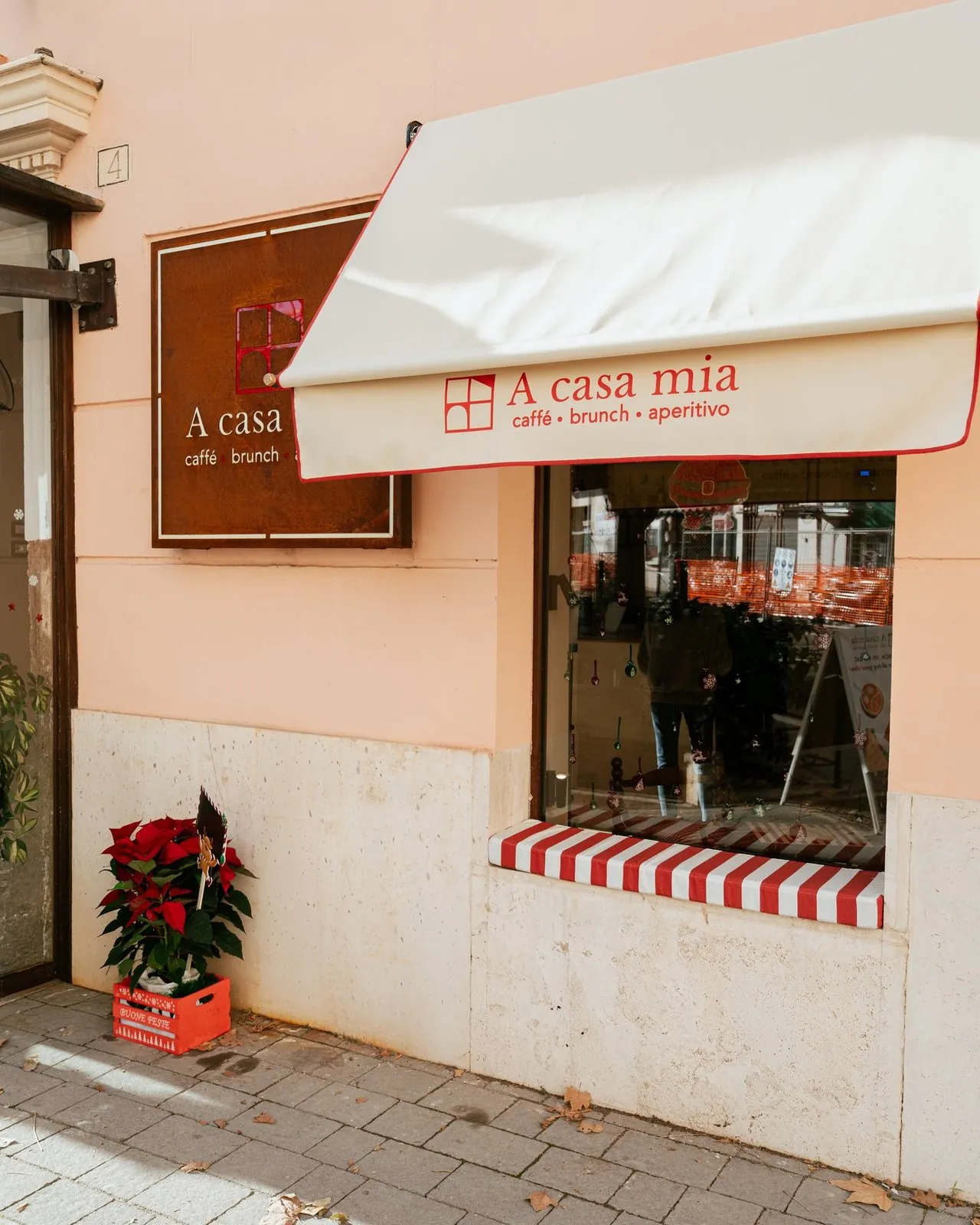 La facciata di A casa mia con insegna e tenda
