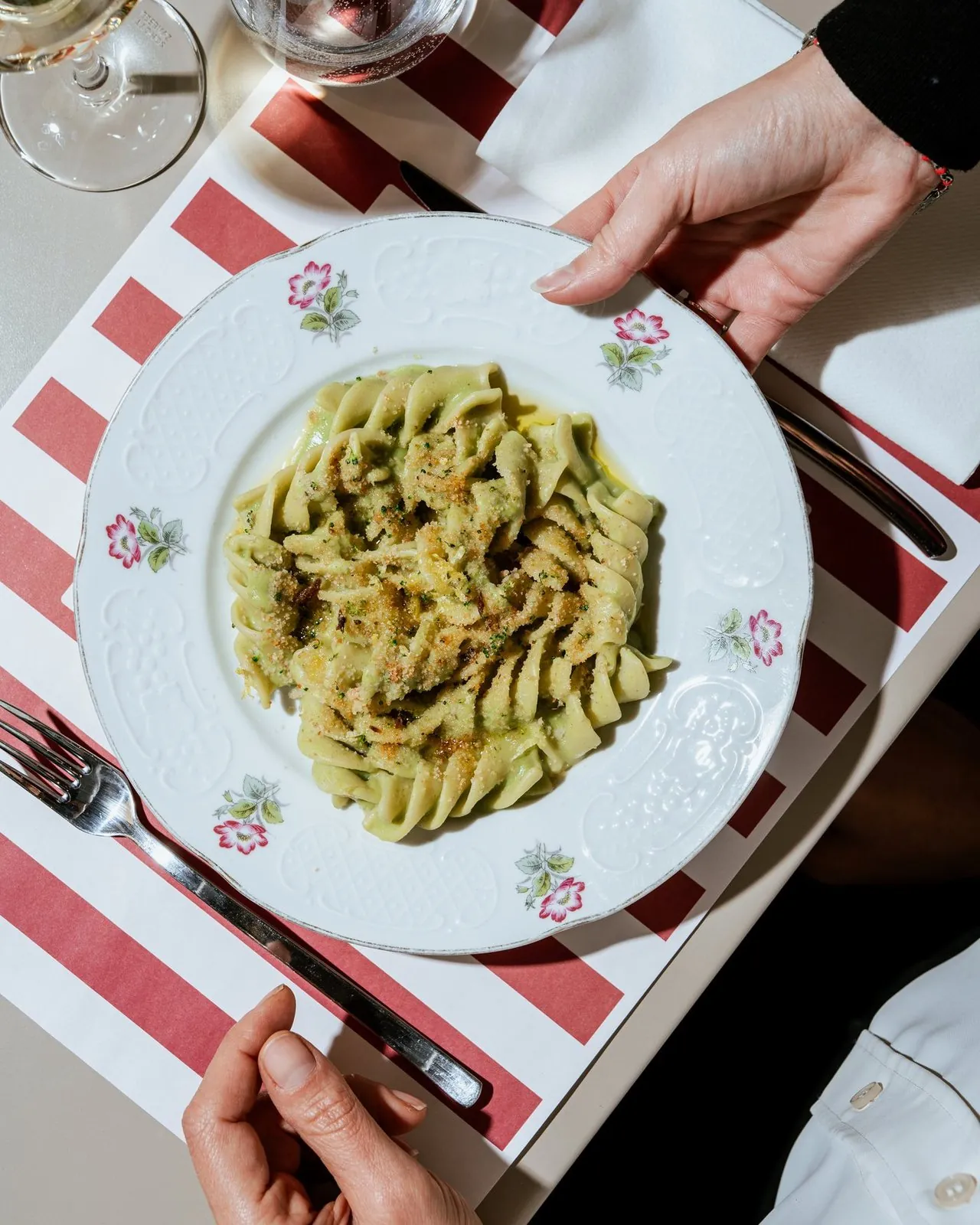Pasta servita sul tovagliolo a righe